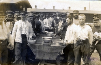 Photographie où figure des prisonniers de guerre